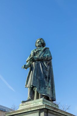Ünlü besteci Ludwig van Beethoven 'ın Almanya' nın Bonn kentindeki Munsterplatz 'da bulunan heykeli..