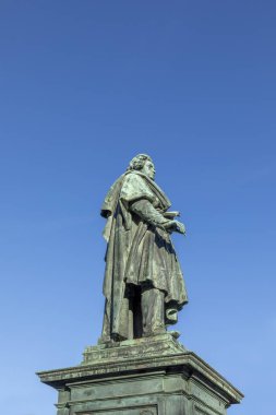 Ünlü besteci Ludwig van Beethoven 'ın Almanya' nın Bonn kentindeki Munsterplatz 'da bulunan heykeli..