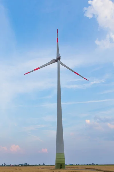 Turbina Eolica Zona Rurale Sotto Cielo Blu — Foto Stock