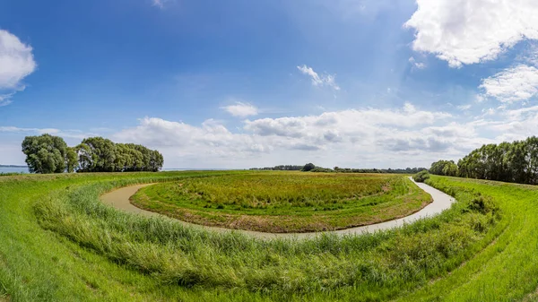 Lutow yakınlarındaki Usedom kırsalında tipik achterwsser dereleri ve tarım