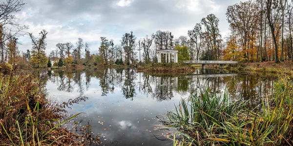 Malownicze Jezioro Kolonnade Jesiennych Kolorach Małym Lesie Jodły Bad Homburg — Zdjęcie stockowe