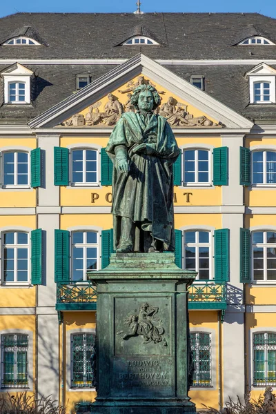 Uma Estátua Famoso Compositor Ludwig Van Beethoven Com Belo Edifício — Fotografia de Stock