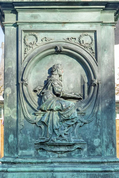 ルードヴィッヒ ファン ベートーヴェン像の詳細ボンのムンスター広場 — ストック写真