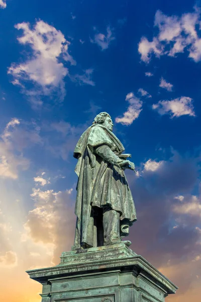 Posąg Słynnego Kompozytora Ludwiga Van Beethovena Znajdujący Się Munsterplatz Mieście — Zdjęcie stockowe