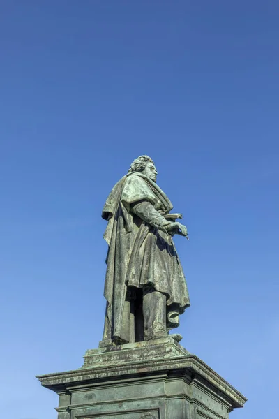 德国波恩市Munsterplatz的一座著名作曲家路德维格 贝多芬的雕像 — 图库照片