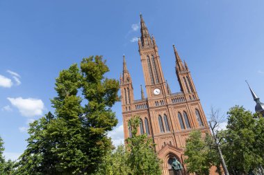 Almanya 'nın Wiesbaden kentindeki Marktkirche adlı eski kırmızı tuğla pazar kilisesi binası.
