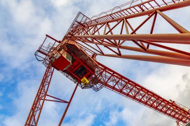 Gemileri yüklemek için Dortmund 'daki eski Dortmund limanında büyük bir vinç.