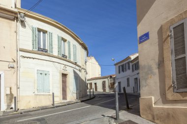 Fransa 'nın Marsilya yamacındaki eski tarihi evlerde öğle sıcağında insanlar yoktu.