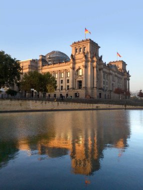 Berlin 'deki Alman Reichstag' a manzara Spree Nehri 'ni yansıtıyor.