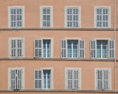 Açık ve kapalı panjurlu ön cephe deseni 