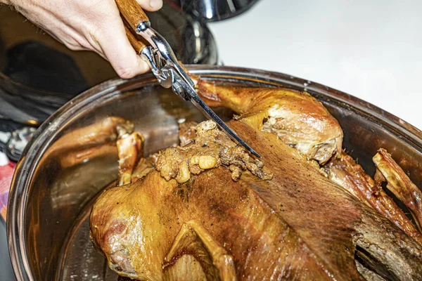 Ganso Relleno Asado Plato Con Manzanas Maduras Sobre Mesa Cocina — Foto de Stock