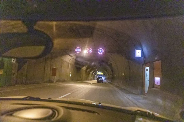 Tunnelfahrt Auf Einer Deutschen Autobahn Mit Künstlichem Licht — Stockfoto