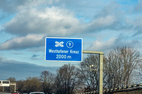 サイネージ Westhofener Kruz 英語西しばしば接合部 雲とドイツの高速道路で — ストック写真