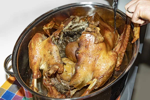 Ganso Relleno Asado Plato Con Manzanas Maduras Sobre Mesa Cocina — Foto de Stock