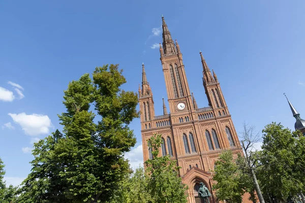 ドイツ ヴィースバーデンのMarktkircheと呼ばれる古い赤レンガ市場教会の建物 — ストック写真