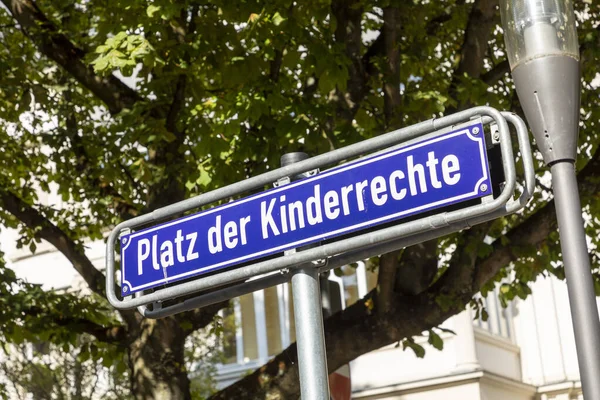 Streetsign Platz Der Kinderrechte Место Защиты Прав Детей Висбадене Германия — стоковое фото