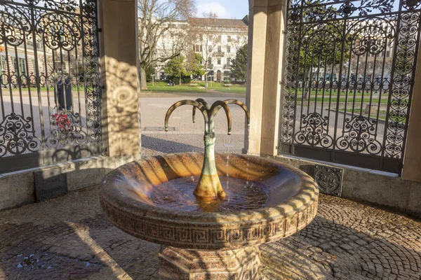 Famoso Kochbrunnen Histórico Fuente Caliente Wiesbaden Una Fuente Agua Termal — Foto de Stock