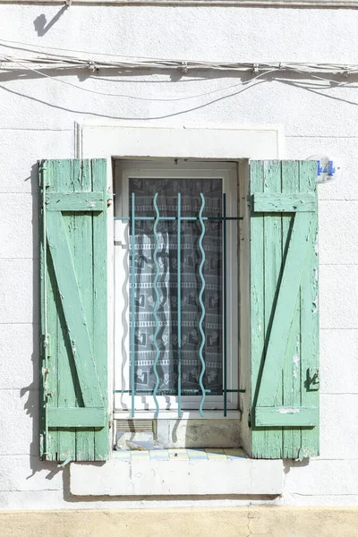 Casa Antigua Con Persiana Madera Pintura Pelada Como Fondo —  Fotos de Stock
