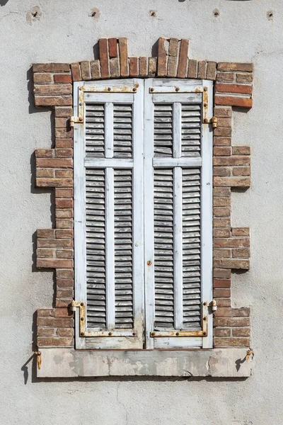 Old House Wooden Window Shutter Peeling Paint Background — Stock Photo, Image