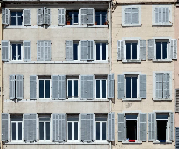 Façade Typique Vieil Hôtel Avec Volets Ouverts Fermés Dans Style — Photo