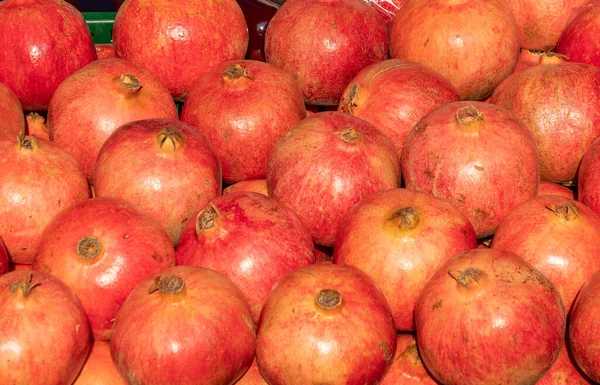 Verse Rijpe Rode Granaatappel Levensmiddelenmarkt Wiesbaden — Stockfoto