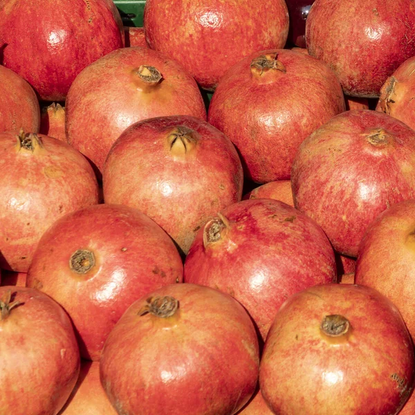 Čerstvé Zralý Červený Granátové Jablko Tzhe Trhu Potravinami Wiesbadenu — Stock fotografie