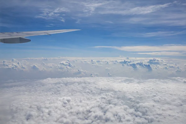 Olhando Para Fora Janela Aeronave Para Céu Azul Cênico Com — Fotografia de Stock