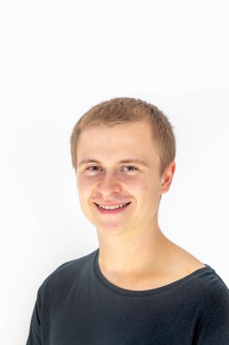 Gülümseyen yakışıklı bir çocuğun portresi.