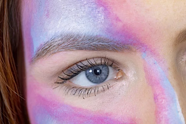 Detalhe Olho Azul Pintado Colorido Rosto Feminino — Fotografia de Stock