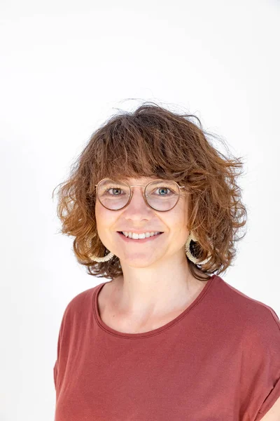 Porträt Einer Attraktiven Frau Mit Brille Und Braunen Haaren — Stockfoto