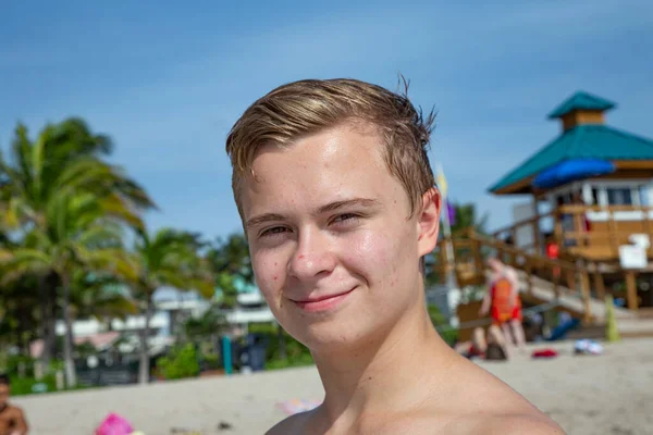 Schattig Gelukkig Tiener Jongen Geniet Van Het Strand Miami Usa — Stockfoto