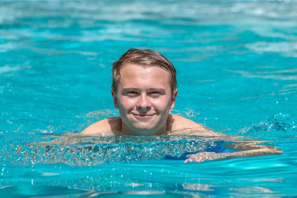 Ragazzo Gode Nuotare Nella Piscina All Aperto — Foto Stock