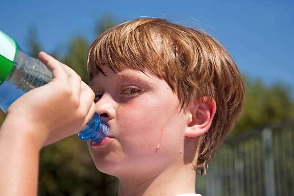 Junge Schwitzt Und Schwitzt Beim Sport Und Trinkt Mineralwasser Aus — Stockfoto