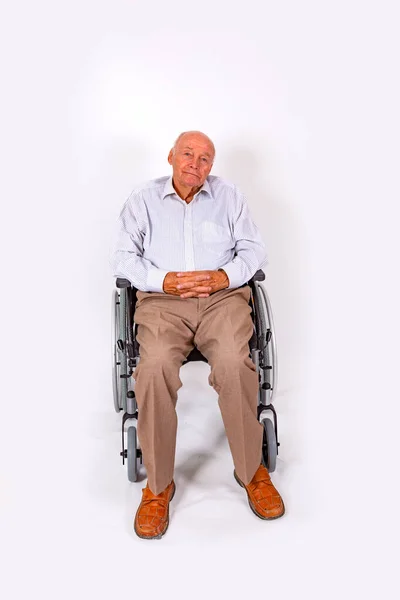 Homem Idoso Feliz Senta Sorrindo Sua Cadeira Rodas — Fotografia de Stock