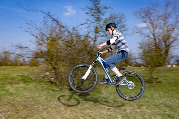 Pojke Hoppar Med Sin Smuts Cykel Utomhus Område — Stockfoto