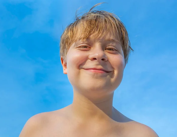 Glad Leende Ung Pojke Med Bakgrund Blå Himmel — Stockfoto