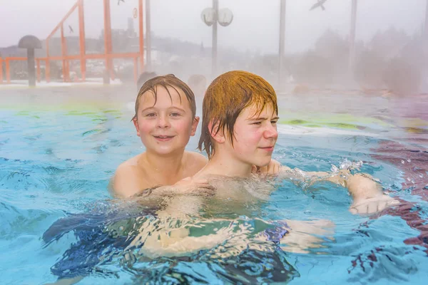 Irmãos Estão Nadando Área Externa Uma Piscina Térmica Inverno Água — Fotografia de Stock