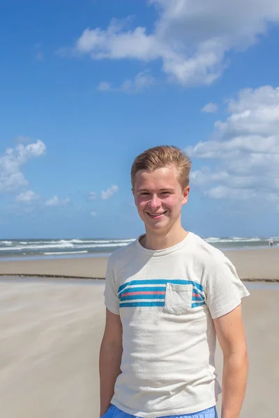 Tiener Geniet Van Het Prachtige Strand Onder Blauwe Hemel — Stockfoto