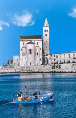 Trani, İtalya - 1 Temmuz 1995 Trani 'de bir balıkçı teknesi ile deniz üzerindeki katedral, Apulia