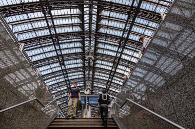 Köln, Almanya - 7 Eylül 2014: insanlar Almanya 'nın Köln kentlerarası trenine yetişmek için acele ediyorlar. 280 TSB yolcusuyla Köln, Almanya 'da 5. sırada yer alıyor..