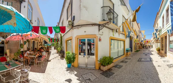 ポルトガルのシルヴェス 2020年8月14日 典型的な小さなポルトガル料理店やお店とシルヴェスの旧市街のパノラマダウンタウンビュー — ストック写真
