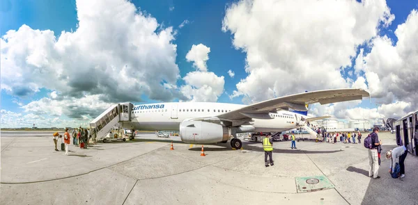 Frankfurt Németország 2020 Július Emberek Távolsági Arcmaszkkal Szállnak Fel Repülőgépre — Stock Fotó