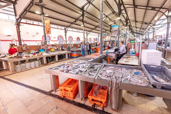 ポルトガルのルール 2020年3月13日 ポルトガルのアルガルヴェ州ルールにある伝統的なポルトガル市場の内部 この市場はアルガルヴェの最大の市場ホールです — ストック写真