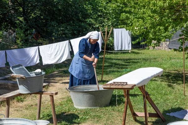 Neu Anspach Německo Srpna 2020 Žena Tradičním Kostýmu Čistí Prádlo — Stock fotografie