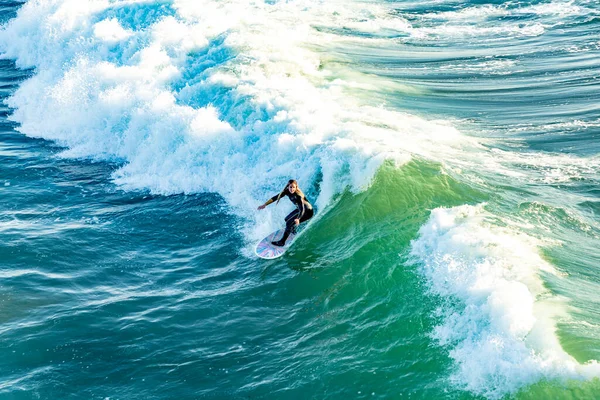 Manhattan Beach Usa Mars 2019 Surfare Njuter Vågorna Manhattan Beach — Stockfoto