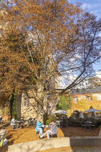 Frankfurt Germany October 2020 People Enjoy Sun Garden Liebig Park — Stock Photo, Image