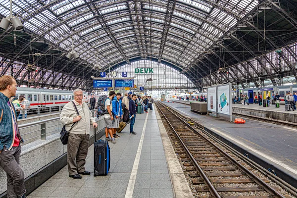 Κολωνία Γερμανία Σεπτεμβρίου 2014 Άνθρωποι Σπεύδουν Στο Υπεραστικό Τρένο Στην — Φωτογραφία Αρχείου