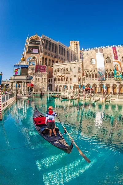 2012年6月15日 ラスベガス ベネチア ホテル カジノが ネバダ州ラスベガスの観光客向けに運河とゴンドラを備えた — ストック写真