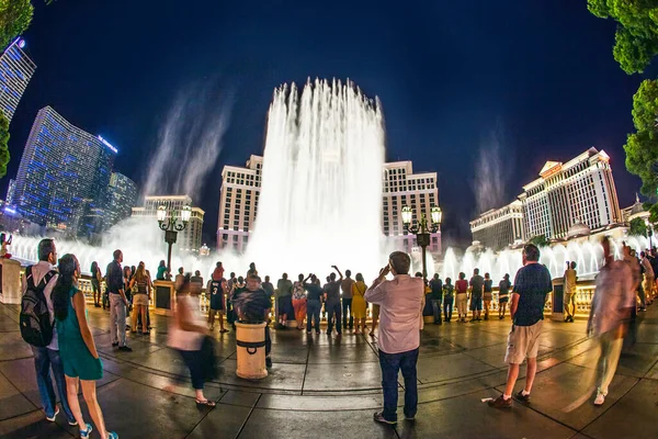 Las Vegas Usa Június 2012 Emberek Nézni Las Vegas Bellagio — Stock Fotó