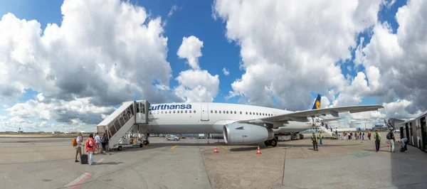 Frankfurt Alemanha Julho 2020 Pessoas Estão Embarcando Aeronave Com Máscaras — Fotografia de Stock